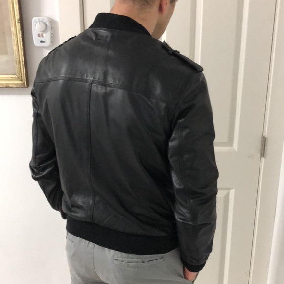 Men’s large (42-44 ) Danier genuine leather moto jacket. - Picture 5 of 7